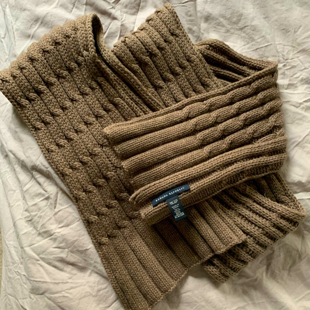 Wool/cashmere cable knit scarf